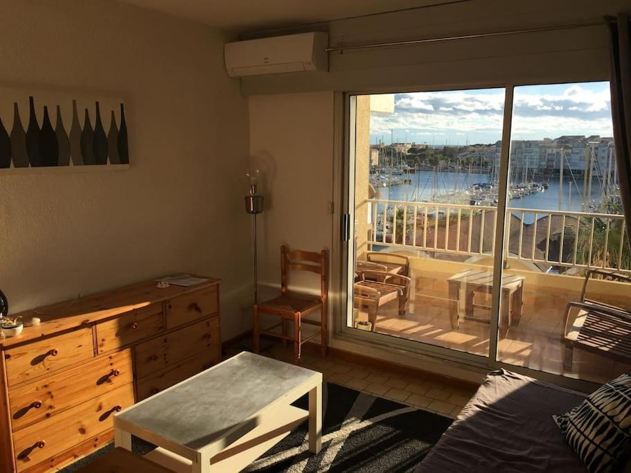 Vue Ensoleillee Sur Le Port De Appartement